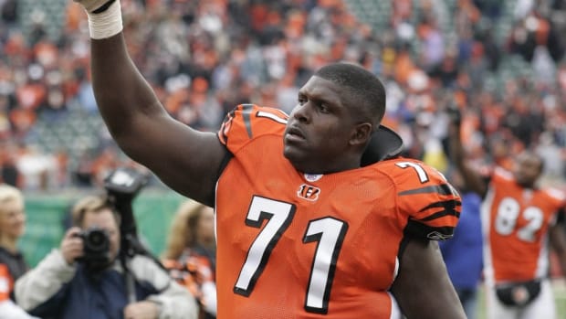 Oct 22, 2006; Cincinnati, OH, USA; Cincinnati Bengals offensive tackle (71) Willie Anderson celebrates a victory over the Carolina Panthers at Paul Brown Stadium. The Bengals beat the Panthers 17-14. Mandatory Credit: Matthew Emmons-USA TODAY Sports © copyright Matthew Emmons